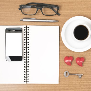 kahve ve telefon anahtarı, gözlük, not defteri, kalp ile