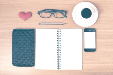 Ofis Büro: telefon, not defteri, gözlük, cüzdan, kalp ile kahve 