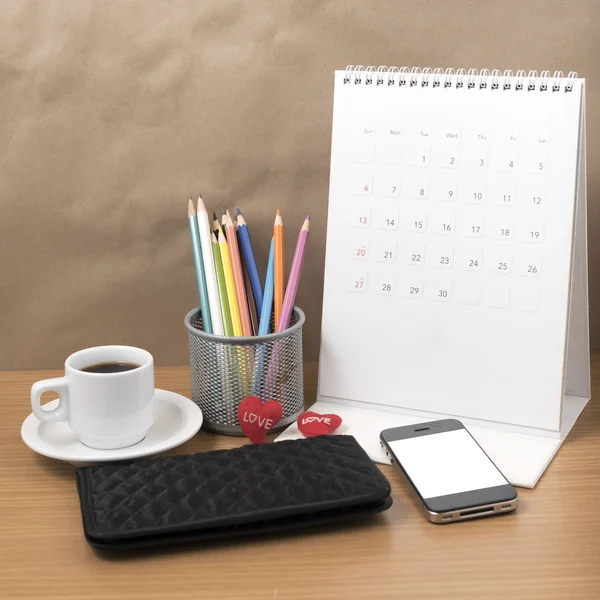 Irodai íróasztal: kávé, a telefon, naptár, pénztárca, szív, színes penc — Stock Fotó