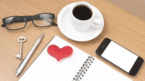 Irodai íróasztal: kávé- és telefon-val kulcs, szemüvegek, Jegyzettömb, szív — Stock Fotó