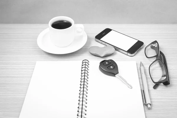 Irodai íróasztal: kávé- és telefon-val autó kulcs, szemüvegek, Jegyzettömb, h — Stock Fotó