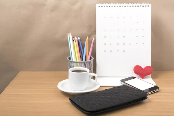 Schreibtisch: Kaffee mit Telefon, Geldbörse, Kalender, Herz, Farbstift — Stockfoto