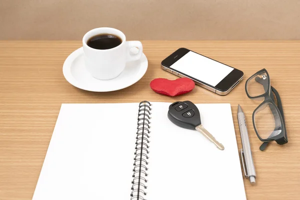사무실 책상: 커피와 차 열쇠, 안경, 메모장, h와 전화 — 스톡 사진