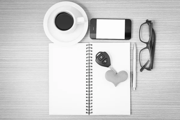 Офисный стол: кофе и телефон с ключом от машины, очки, блокнот, ч — стоковое фото