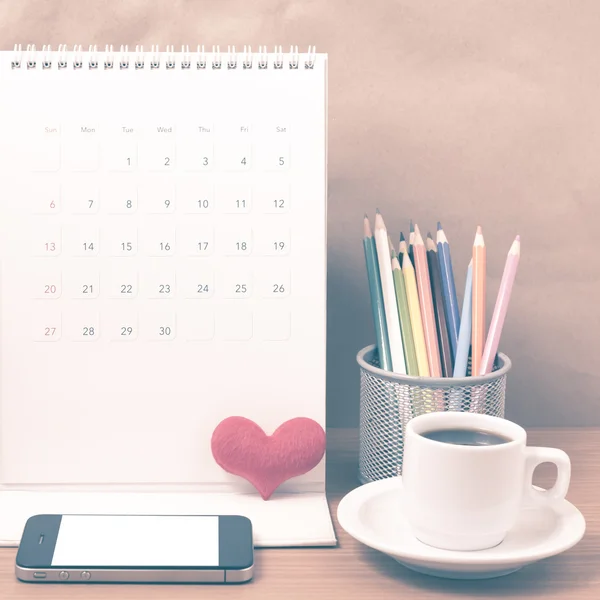 Escritorio de oficina: café con teléfono, calendario, estilo vintage corazón —  Fotos de Stock