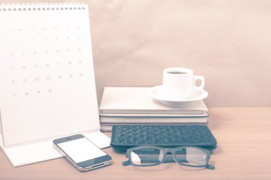 Ofis Büro: telefon, yığın kitap, gözlük, m-cüzdan ile kahve,