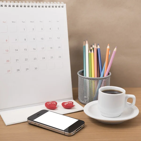Schreibtisch: Kaffee mit Telefon, Kalender, Herz, Farbstift — Stockfoto