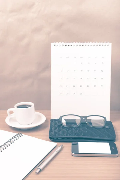 Mesa de escritório: café com telefone, calendário, carteira, notepad vintage — Fotografia de Stock