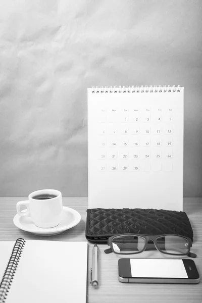 Ufficio scrivania: caffè con telefono, calendario, portafoglio, blocco note nero e — Foto Stock