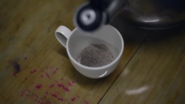 Kahve fincanı sıcak su dökme 