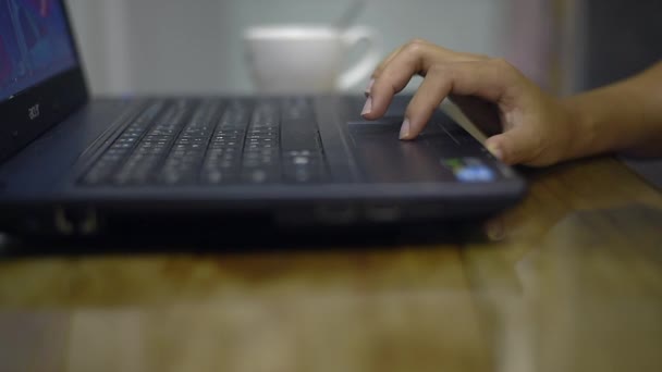 Playing track pad laptop — Stock Video