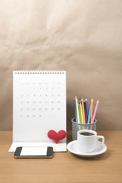 Scrivania: caffè con telefono, calendario, cuore — Foto Stock