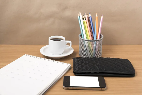 Schreibtisch: Kaffee mit Telefon, Kalender, Portemonnaie, Farbstift — Stockfoto