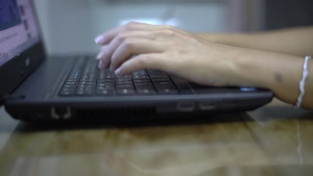 Te typen toetsenbord laptop — Stockvideo
