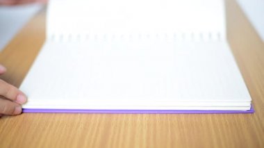 kitap sayfalarını açma