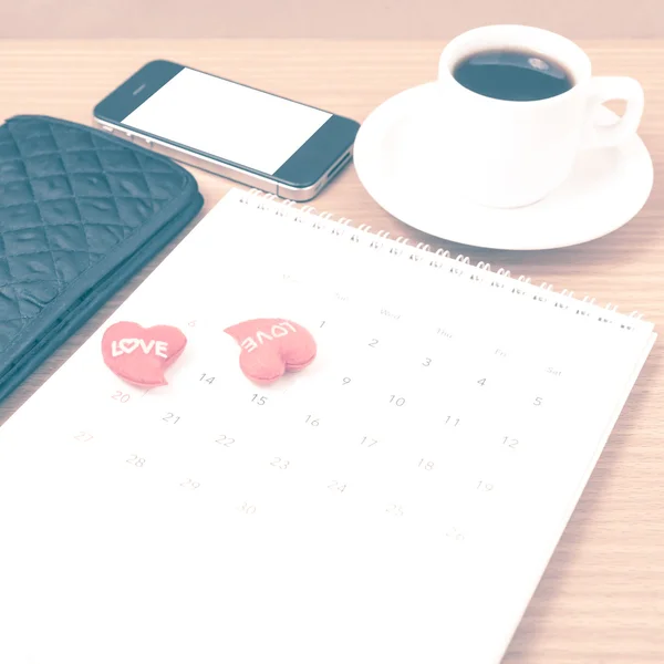 Schreibtisch: Kaffee mit Telefon, Kalender, Portemonnaie, Herz — Stockfoto