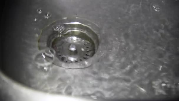Το νερό στο νεροχύτη — Αρχείο Βίντεο