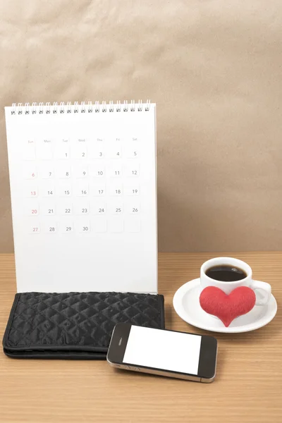 Schreibtisch: Kaffee mit Telefon, Geldbörse, Kalender, Herz — Stockfoto