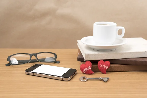 Офісний стіл: кава і телефон з ключем, окуляри, стек книги — стокове фото