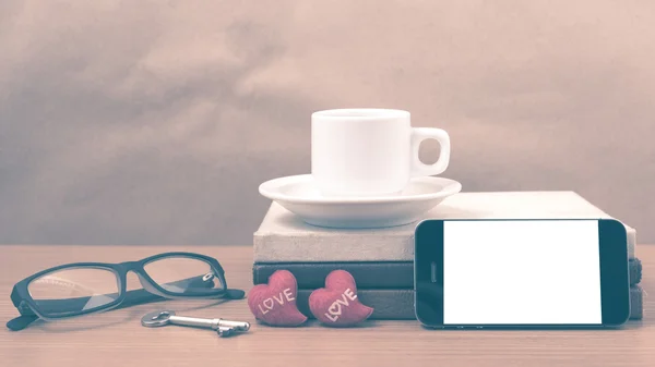 Schreibtisch im Büro: Kaffee und Telefon mit Schlüssel, Brille, Stapel Bücher — Stockfoto