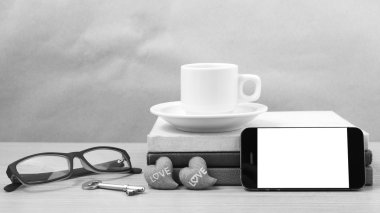 Ofis Büro: kahve ve telefon anahtarı, gözlük, kitap yığını ile