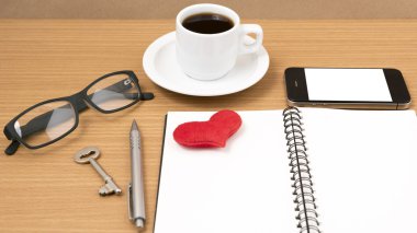 Ofis Büro: kalp kahve ve telefon anahtarı, gözlük, not defteri,