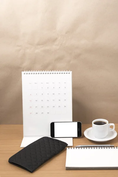 Schreibtisch: Kaffee mit Telefon, Kalender, Notizblock — Stockfoto