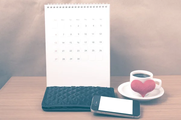 Schreibtisch im Büro: Kaffee mit Telefon, Geldbörse, Kalender, Herz — Stockfoto