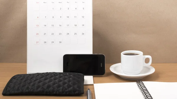 Schreibtisch: Kaffee mit Telefon, Kalender, Notizblock — Stockfoto