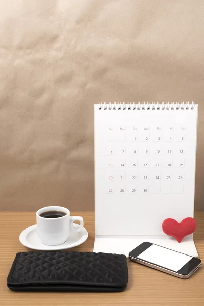 Mesa de escritório: café com telefone, carteira, calendário, coração — Fotografia de Stock