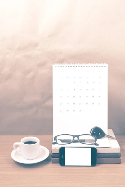 Kaffee und Telefon mit Autoschlüssel, Brille, Stapel Bücher, Kalender — Stockfoto