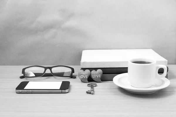 Escritorio de oficina: café y teléfono con llave, anteojos, pila de libros —  Fotos de Stock