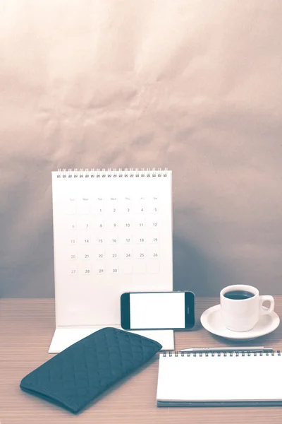 사무실 책상: 전화, 캘린더, 메모장 빈티지 스타일 커피 — 스톡 사진