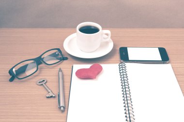 Ofis Büro: kalp kahve ve telefon anahtarı, gözlük, not defteri,
