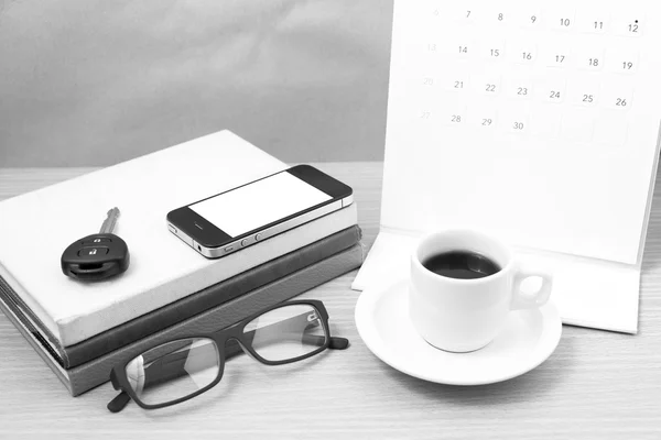 Café y teléfono con llave del coche, anteojos, pila de libro, calendario —  Fotos de Stock