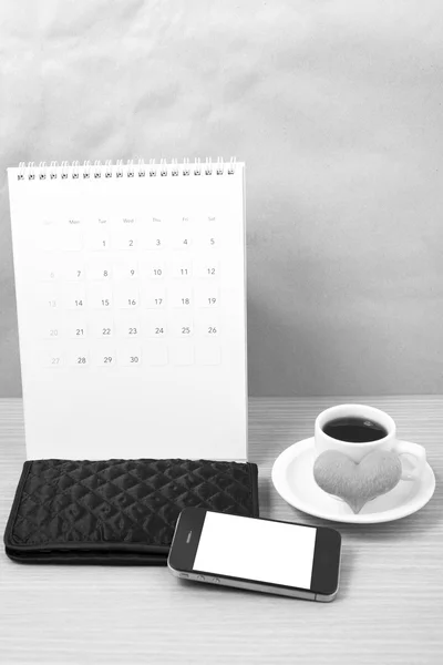 사무실 책상: 휴대 전화, 지갑, 달력, 심장 블랙 커피와 — 스톡 사진