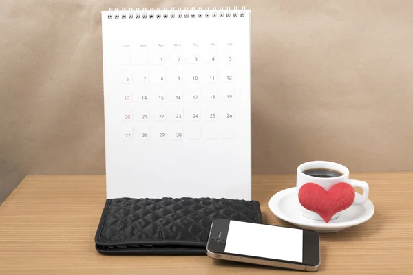 Irodai íróasztal: kávé, telefon, pénztárca, naptárat, szív — Stock Fotó
