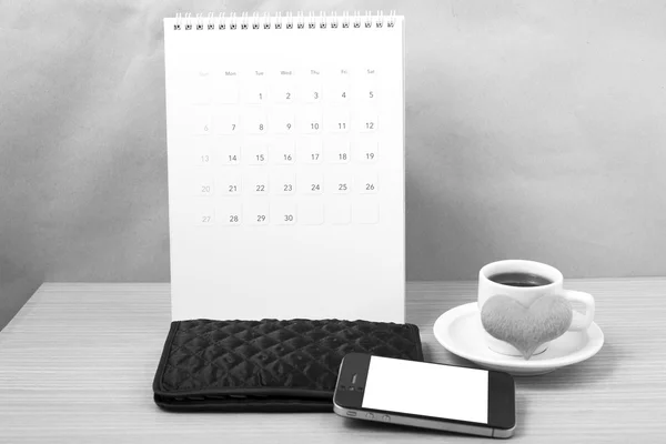 Ufficio scrivania: caffè con telefono, portafoglio, calendario, cuore nero e — Foto Stock