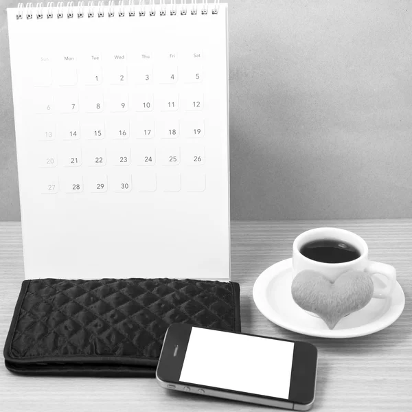 办公桌 ︰ 手机、 钱包、 日历、 心黑咖啡和 — 图库照片