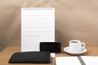 ofis masası : telefon ile kahve, takvim, not defteri