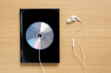 kulaklık ile defter ve dvd yemeğin Üstten Görünüm