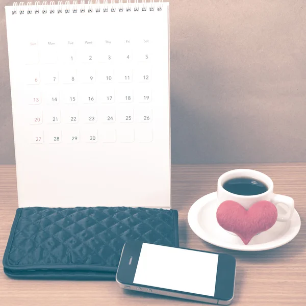 Schreibtisch im Büro: Kaffee mit Telefon, Geldbörse, Kalender, Herz — Stockfoto