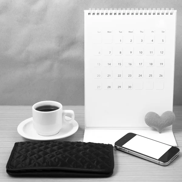 Schreibtisch: Kaffee mit Telefon, Portemonnaie, Kalender, Herz schwarz und — Stockfoto