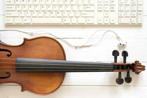 Vista dall'alto di violino auricolare e tastiera del computer — Foto Stock