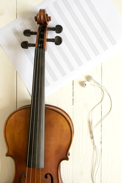 Top view of violin and music staff with earphone — Stock Photo, Image