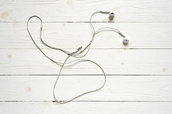 Sluchátka na bílé dřevo — Stock fotografie