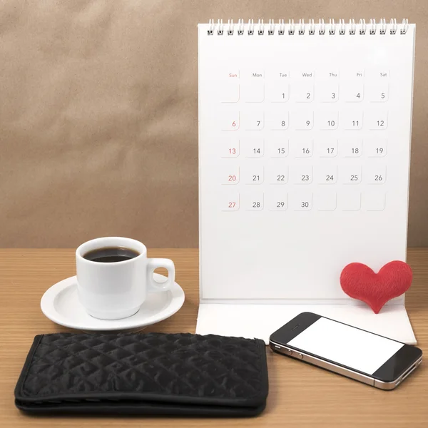 办公桌 ︰ 咖啡与手机、 钱包、 日历、 心 — 图库照片