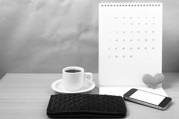 Irodai íróasztal: a telefon, pénztárca, naptárat, szív fekete kávé és — Stock Fotó