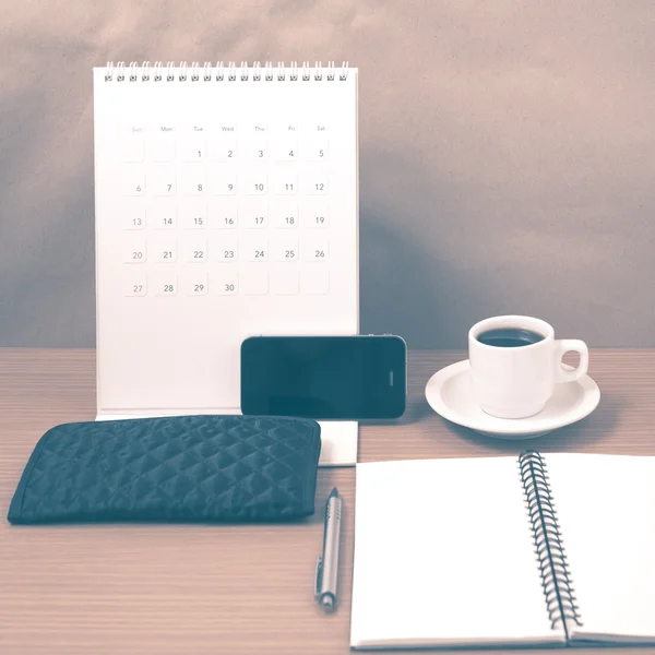 Γραφείο: καφέ με το τηλέφωνο, το ημερολόγιο, το Σημειωματάριο (Notepad) στυλ vintage — Φωτογραφία Αρχείου