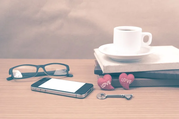 Escritorio de oficina: café y teléfono con llave, anteojos, pila de libros — Foto de Stock